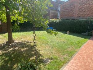 a chain hanging from a tree in a yard at casa GIRASOLE in Capannori