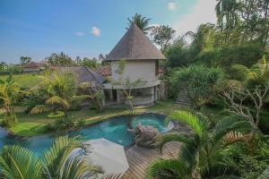 - une vue aérienne sur une villa avec une piscine dans l'établissement Queen at Gunung Sari, à Ubud