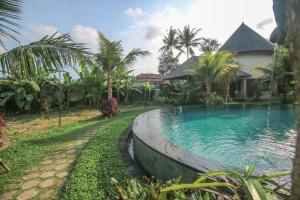 - une piscine en face d'une villa dans l'établissement Queen at Gunung Sari, à Ubud