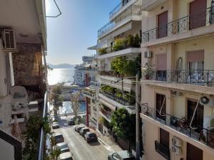 Nespecifikovaný výhled na destinaci Pireus nebo výhled na město při pohledu z apartmánu
