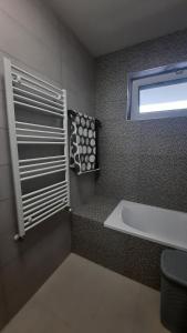 Kúpeľňa v ubytovaní DISZTINGVÁLT Apartman, free garage