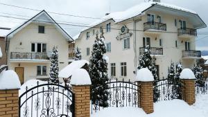 una casa con una recinzione ricoperta di neve di Edelweiss a Polyana
