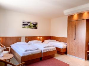 1 dormitorio con 2 camas y armario en Hotel Falk, en Bremen