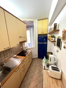 una pequeña cocina con fregadero y encimera en Sapore di sale, Capo D’Orlando, en Capo dʼOrlando