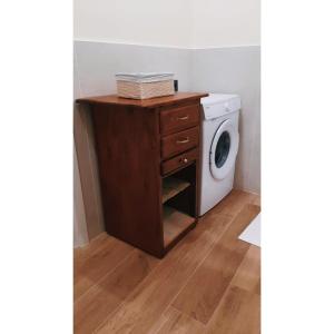 a laundry room with a washer and dryer at The Hemme's Home in Genova