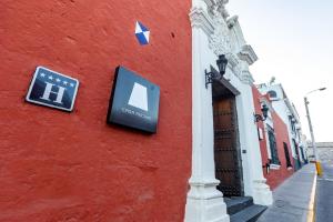 un edificio rosso con dei cartelli sul lato di Casa Andina Premium Arequipa ad Arequipa