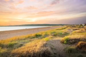 Blick auf den Sandstrand bei Sonnenuntergang in der Unterkunft Sand Bay Holiday Village - Adults Only in Weston-super-Mare