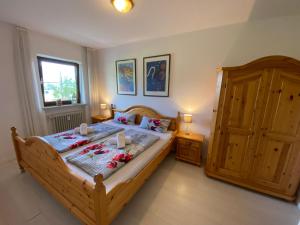 Un dormitorio con una cama de madera con velas. en Ferienwohnung 7 Bergschlößl Oberaudorf en Oberaudorf