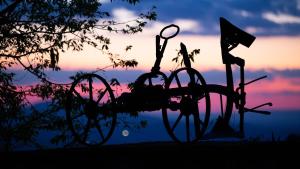 eine Statue eines Fahrrads vor Sonnenuntergang in der Unterkunft Cortijo el Chorreadero en Parque Natural Sierra de Cazorla in Los Rosales