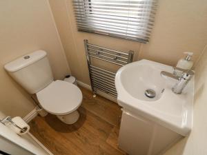 ein Badezimmer mit einer weißen Toilette und einem Waschbecken in der Unterkunft Number 15 in Carnforth + 12 Fotos