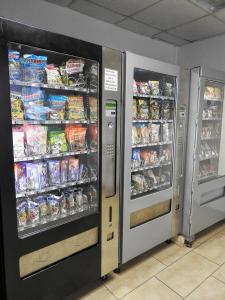 two vending machines with food and drinks in them at Manhattan 516 mit Schwimmbad in Hohegeiß