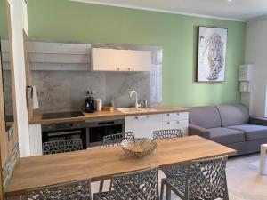 een keuken met een tafel en een bank in een kamer bij Maison face à la Cathédrale in Bourges