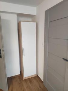 ein leeres Zimmer mit einer Glastür in einem Zimmer in der Unterkunft Apartament Japko in Gliwice