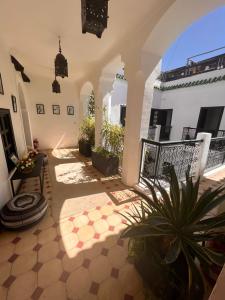 a courtyard of a house with a potted plant at Riad El Jadide in Marrakesh