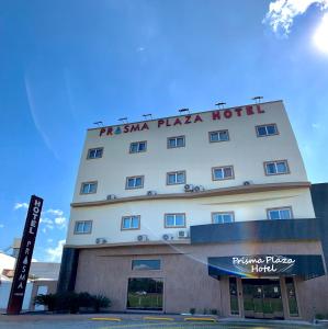 un hotel con un cartel que lee "pisa mana plaza hotel" en Prisma Plaza Hotel, en Taubaté