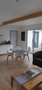 salon ze stołem i krzesłami w obiekcie Maison avec Spa en bord de mer w mieście Logonna-Daoulas +21 zdjęć