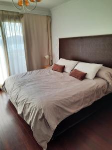 Postel nebo postele na pokoji v ubytování Quintaluna frente al lago