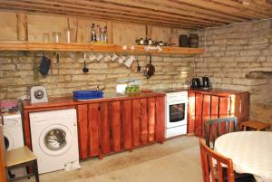 A kitchen or kitchenette at Ansumardi Farmstay