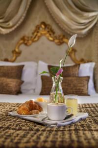 uma mesa com um prato de comida e uma chávena de café em Hotel Orsaria em Veneza