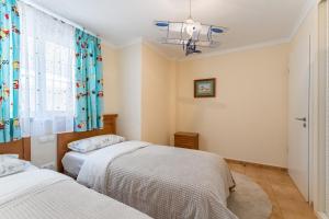 two beds in a bedroom with a window at Los Cristianos Duplex in Arona