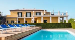 Bazén v ubytování ZAHRA AGRITURISMO nebo v jeho okolí