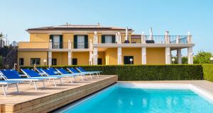 Bazén v ubytování ZAHRA AGRITURISMO nebo v jeho okolí