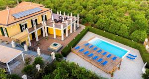 Bazén v ubytování ZAHRA AGRITURISMO nebo v jeho okolí