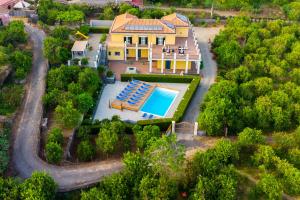 Bazén v ubytování ZAHRA AGRITURISMO nebo v jeho okolí