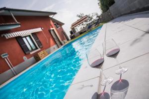 Bazén v ubytovaní B&B Miellò nelle Langhe alebo v jeho blízkosti