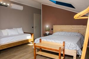 sypialnia z 2 łóżkami piętrowymi i schodami w obiekcie B&B Miellò w mieście Mango