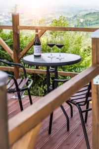 dos copas de vino sentadas en una mesa en una terraza en B&B Miellò, en Mango