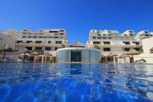 une piscine en face de deux bâtiments dans l'établissement Villas Marlin by Andiani Travel, à Cancún