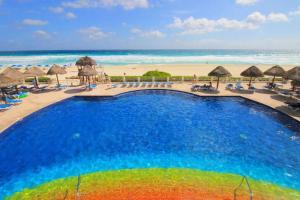 een uitzicht over een zwembad aan het strand bij Villas Marlin by Andiani Travel in Cancun