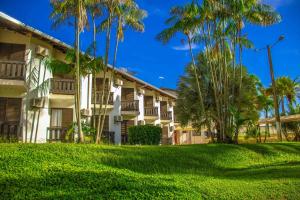 a building with palm trees in front of it at Caldas Park & Hotel XPTO Turismo in Caldas Novas
