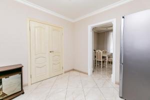 a white room with a door and a dining room at Прекрасная 2 комнатная квартира в центре Кишинева in Chişinău
