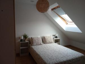 Posteľ alebo postele v izbe v ubytovaní Ocean View Malpica VUT + 37 fotografií