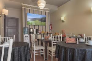 een eetkamer met 2 tafels en een tafel en stoelen bij Hotel Nuevo Suizo in San Juan