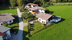 an aerial view of a house with a yard at Erholung gesucht - gefunden in Pinswang