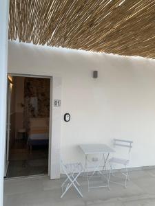 サン・ピエトロ・イン・ベヴァーニャにあるSan Pietro Homeの天井の客室で、テーブルと椅子が備わります。