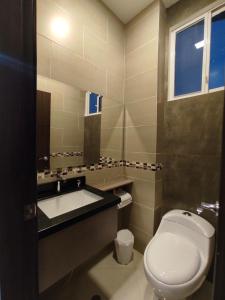 曼塔的住宿－APARTAMENTO PUERTO MADERA，浴室配有盥洗盆、卫生间和浴缸。