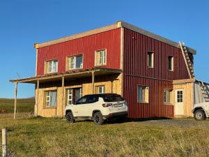 un coche aparcado frente a una casa en Fagrabrekka Private Room, en Staður