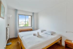 um quarto com uma cama com dois ursinhos de peluche em Nice 2 stars apartment with balcony - Vincennes - Welkeys em Vincennes