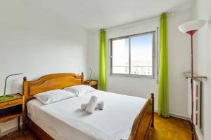 um quarto com uma cama com duas toalhas em Nice 2 stars apartment with balcony - Vincennes - Welkeys em Vincennes