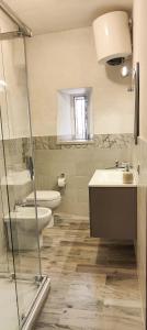 een badkamer met een toilet, een wastafel en een bad bij SweetHome in Erice Vetta in Erice