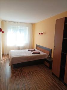 Tempat tidur dalam kamar di Centrinio parko apartamentai