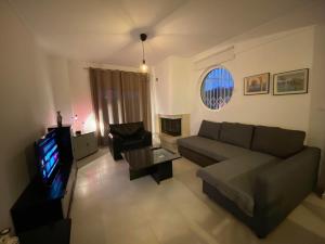 Televízia a/alebo spoločenská miestnosť v ubytovaní Efi’s Apartment Nea Michaniona