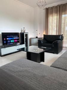 Televízia a/alebo spoločenská miestnosť v ubytovaní Efi’s Apartment Nea Michaniona