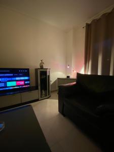 Televízia a/alebo spoločenská miestnosť v ubytovaní Efi’s Apartment Nea Michaniona