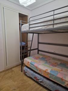Postel nebo postele na pokoji v ubytování APARTAMENTO CON JARDIN EN PLAYA CABO ROIG tiene WIFI