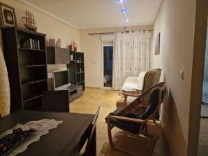 Posezení v ubytování APARTAMENTO CON JARDIN EN PLAYA CABO ROIG tiene WIFI